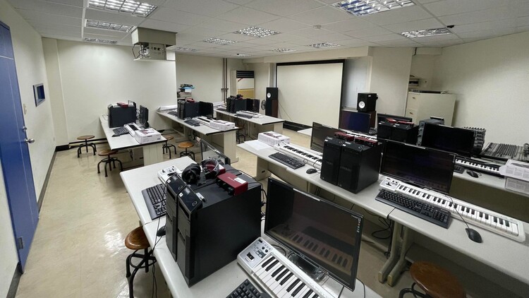 音樂系電腦配樂室(4606教室)